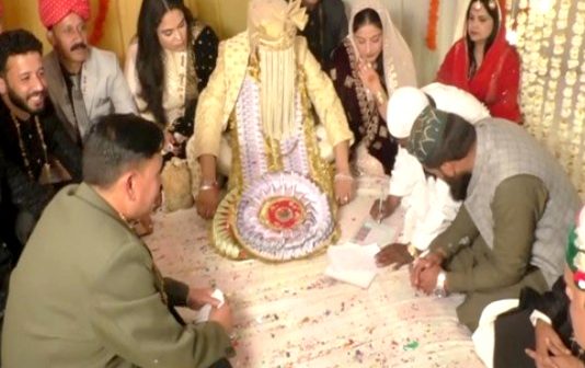 இந்து கோவிலில் இஸ்லாமிய ஜோடிக்கு நடந்த திருமணம்… மொத்த ஊரும் ஒத்துழைப்பு வழங்கிய அதிசயம்!!