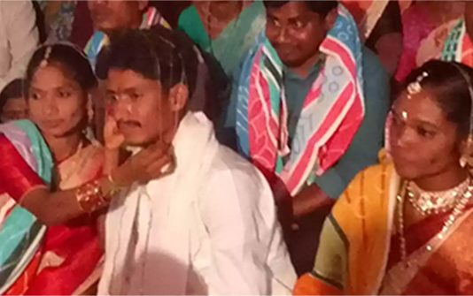 2 காதலிகளும் கர்ப்பம் : குழந்தை பெற்ற பின் இருவரையும் ஒரே மேடையில் திருமணம் செய்த இளைஞர்!!