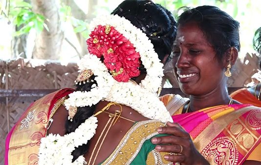அக்காவை பிரிய மறுத்த தங்கையின் கலங்க வைத்த காட்சி… கண்ணீரில் மூழ்கிய திருமண வீடு!!