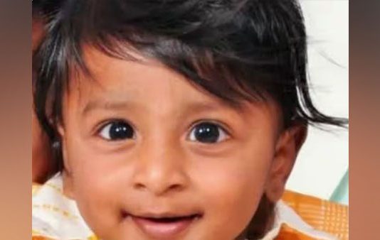 தந்தையின் கண் முன்பே பரிதாபமாக உயிரிழந்த குழந்தை.. நெஞ்சை உலுக்கும் சம்பவம்!!