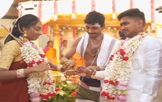 என்னடா நடக்குது இங்க.. மணப்பெண்ணின் கைக்கு பதிலாக கையை மாற்றி பிடித்த மாப்பிள்ளை : வைரல் வீடியோ!!