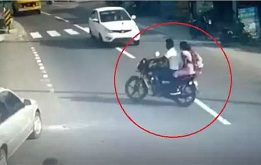 பைக்கில் சென்ற காதலர்கள் : வழிமறித்து காதலியைக் கடத்தி சென்ற போலி போலீஸ்.. நடந்த விபரீதம்!!