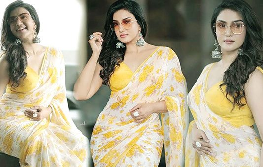 புடவையில் முன்னழகை விலக்கி கவர்ச்சி போஸ் கொடுத்து ரசிகர்களை சூடேற்றிய ஹனிரோஸ்!!