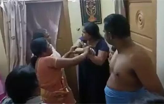 ரகசிய உறவில் இருந்த காவல் ஆய்வாளர் : கையும் களவுமாக பிடித்த முதல் மனைவி : பின்னர் நடந்த சம்பவம்!!