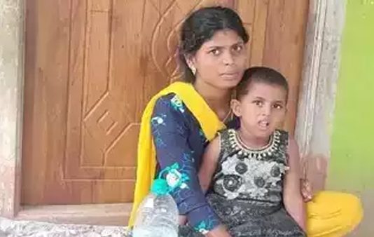 அத்துமீறும் மாமனார்… கண்டு கொள்ளாத கணவன்: குழந்தையுடன் இளம்பெண் செய்த செயல்!!