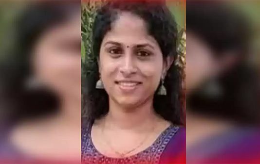 நெருக்கமாக இருந்த புகைப்படங்கள் வெளியானதால் காதலி எடுத்த விபரீத முடிவு!!