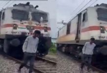 ரயில் முன்பு டிக் டாக் செய்த இளைஞர்.. இறுதியில் நடந்த விபரீதம் : அதிர்ச்சி வீடியோ!!
