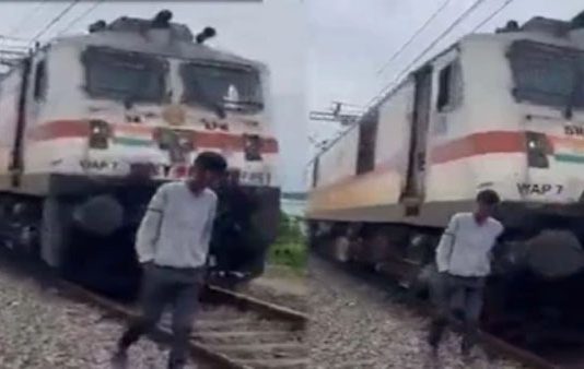 ரயில் முன்பு டிக் டாக் செய்த இளைஞர்.. இறுதியில் நடந்த விபரீதம் : அதிர்ச்சி வீடியோ!!
