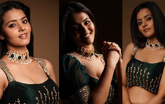 முன்னழகை காட்டி சூடான போஸ் கொடுத்த ஸ்வாதிஸ்டாவின் லேட்டஸ்ட் கிளிக்ஸ்!!