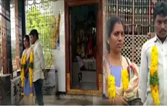கோவிலை பூட்டிக்கொண்டு காதலிக்கு தாலி கட்டிய இளைஞன்… அதிர்ச்சியில் உறவினர்கள்!!