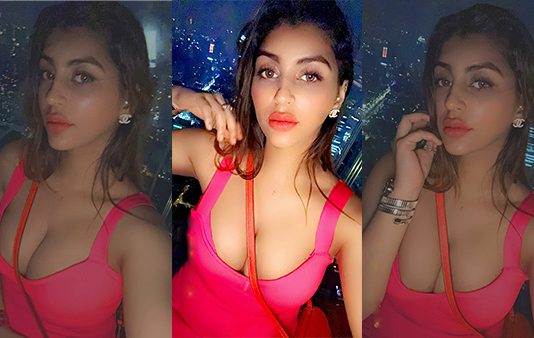 முன்னழகை தூக்கி காட்டி ரசிகர்களை கிறங்கடித்த யாஷிகா ஆனந்த்!!