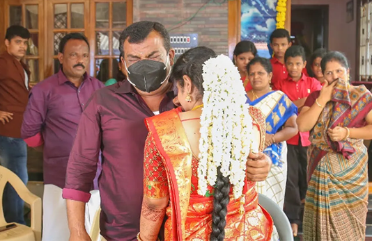 காண்போரை கண்கலங்க வைத்த அப்பா மகள் பாசம்.. வைரலாகும் வீடியோ!!