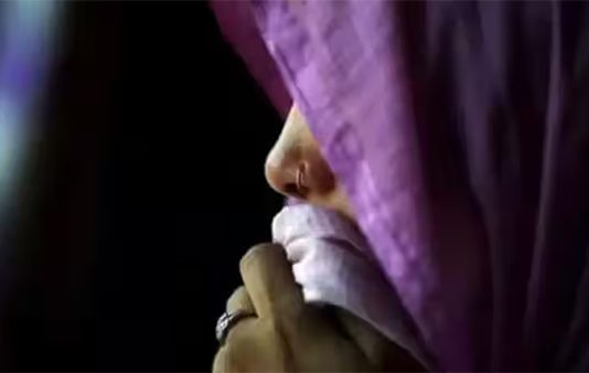 வீட்டில் தனியாக இருந்த பெண்ணை கூட்டு பலாத்காரம் செய்ய முயற்சி… இறுதியில் நடந்த ட்விஸ்ட்!!
