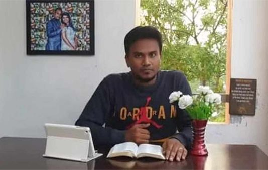ஆப் மூலம் தகாத உறவுக்கு அழைப்பு…. காரில் பதறிய மத போதகர் : நடந்தது என்ன?