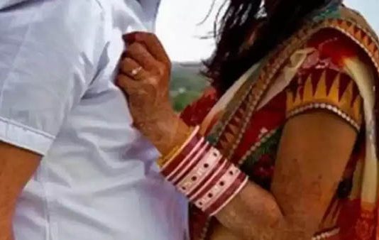 முதியவர் கழுத்தறுத்து கொலை.. திருமணம் செய்யாமல் சேர்ந்து வாழ்ந்த பெண் கொடூரம்!!