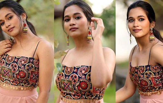 கவர்ச்சி உடையில் போஸ் கொடுத்து ரசிகர்களை கிறுகிறுக்க வைத்த காவ்யா!!