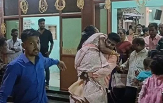 மணமகளை தோளில் தூக்கி கொண்டு ஓடிய மணமகன்: இருவீட்டார்களுக்கு இடையே வெடித்த மோதல்!!