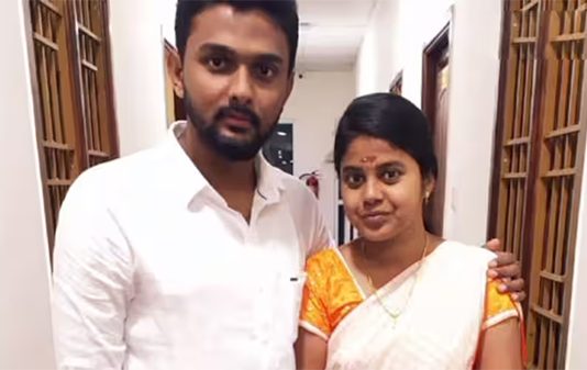 காதலியை வெளிநாட்டிற்கு அழைத்துச் சென்று உல்லாசம்… திருமணம் செய்ய மறுப்பதால் இளம்பெண் எடுத்த துணிச்சல் முடிவு!!