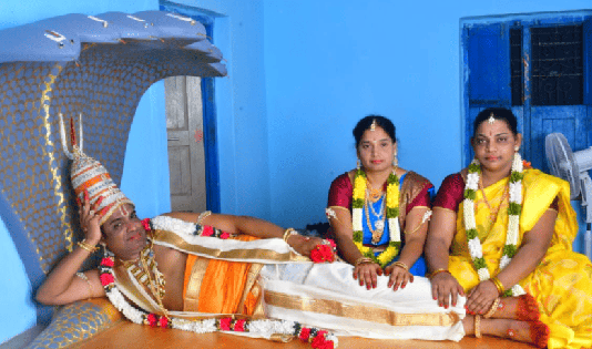 5 தலைகள் கொண்ட பாம்பு படுக்கை… மகா விஷ்ணு அவதாரம்.. போலி சாமியாருக்காக கூடிய கூட்டம் : இறுதியில் நடந்த சோகம்!!