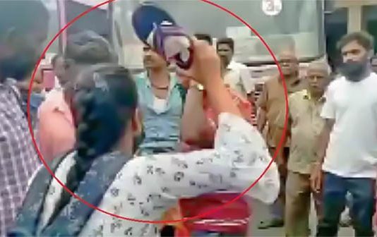 ஓடும் பேருந்தில் சில்மிஷம்.. செருப்பால் அடித்து ஆவேசமான இளம்பெண் : வெளியான வைரல் வீடியோ!!