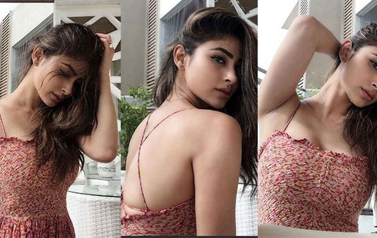 நீச்சல் குளத்தில் படுமோசமான கவர்ச்சி உடை அணிந்து செம சூடான போஸ் கொடுத்த மெளனி ராய்!!