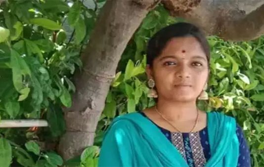 ஓடும் ரயிலில் செல்போன் பறிப்பு.. தவறி விழுந்த இளம் பெண்ணுக்கு நேர்ந்த சோகம்!!