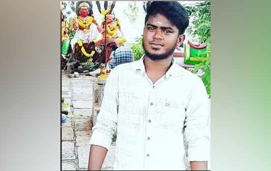 இப்படி நடுரோட்டில் கேக் வெட்டினால் எப்டி போறது.. தட்டி கேட்ட ஆட்டோ ஓட்டுனர் படுகொலை!!