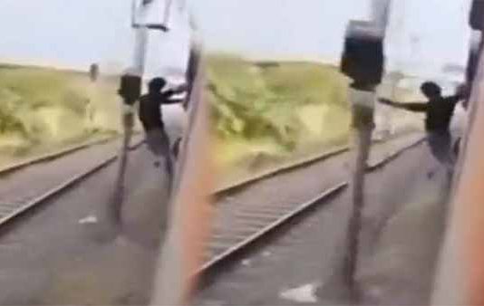 சாகசத்தில் அரங்கேறிய சோகம்… படியில் பயணிப்பவர்களுக்கு எச்சரிக்கை காட்சி!!