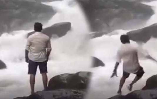 ஆர்ப்பரித்த அருவியை ரசித்த இளைஞர்… நொடியில் நடந்த அதிர்ச்சி சம்பவம்!!