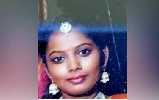 தனியாக கிடந்த மனைவியின் தலை.. நடந்த விபரீதம்.. அதிர்ந்துபோன போலீஸ்!!