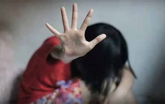 ஆடைகளை கழட்டு.. காவல் நிலையத்திற்குள் சிறுமிக்கு பாலியல் தொல்லை: தலைமறைவான சப்-இன்ஸ்பெக்டர்!!