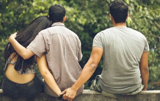 புருஷனை ஏமாற்றிவிட்டு 5வது காதலனுடன் ஓடிப்போன பெண்.. அட கருமமே!!