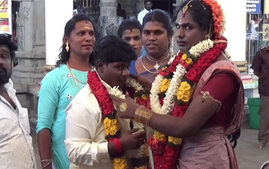 திருநங்கையை திருமணம் செய்த திருநம்பி… கோவிலில் அரங்கேறிய ட்விஸ்ட்!!
