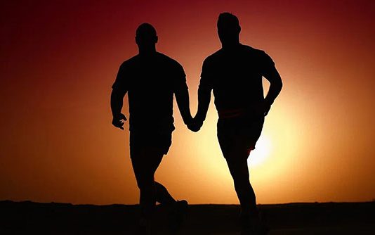 நண்பனுக்காக பெண்ணாக மாறிய இளைஞர்.. அடுத்து நடந்த அதிர்ச்சி சம்பவம்!!