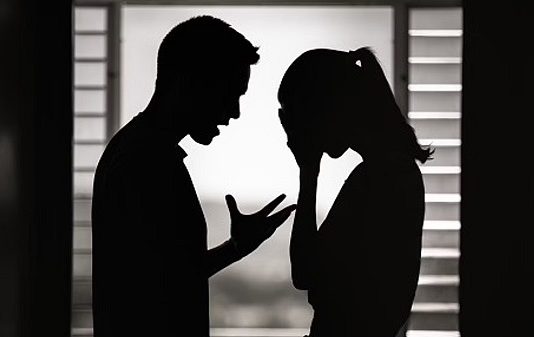 உடலுறவுக்கு அழைத்த கணவன் அடித்துக் கொலை.. மனைவியும் மகனும் சேர்ந்து செய்த வெறிச்செயல்!!