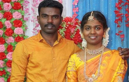 போலீஸ் கணவருடன் சேர்ந்து வாழ தர்ணாவில் ஈடுபட்ட இளம்பெண்ணுக்கு நேர்ந்த சோகம்!!