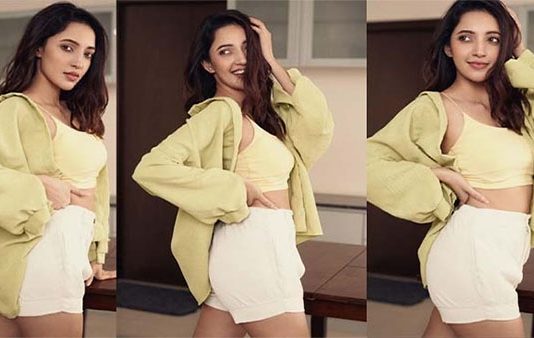 கூச்சமில்லாமல் ஹீரோவை அட்ஜெஸ்ட் செய்த நடிகை.. பொது இடம்னு கூட பாக்காம.. இப்படியா பண்றது? வைரல் வீடியோ!!