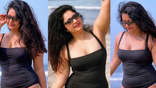 படுமோசமான உடையில் மொத்த அழகையும் அப்பட்டமாக காட்டி போஸ் கொடுத்த பூனம் பாஜ்வா!!