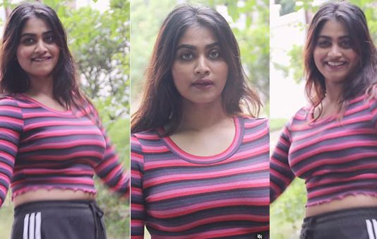 டைட்டான டீசெர்ட்டில் முன்னழகை தூக்கி காட்டி இளசுகளை கிறங்கடித்த ஷிவானி!!