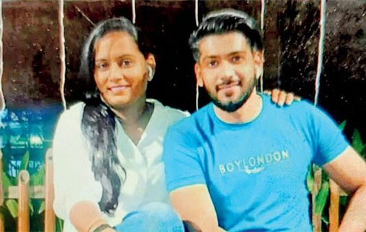 திருடனைப் பிடிக்கச் சென்றபோது பழக்கம்.. ஹோட்டலில் செல்போன் திருடனுடன் சிக்கிய பெண் போலீஸ் அதிகாரி!!