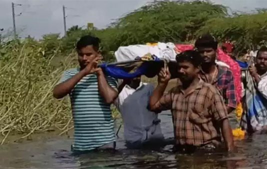 இடுப்பளவு தண்ணீரில் இறந்தவர்களின் சடலத்தை இடுகாட்டுக்கு தூக்கி செல்லும் அவலம்!!