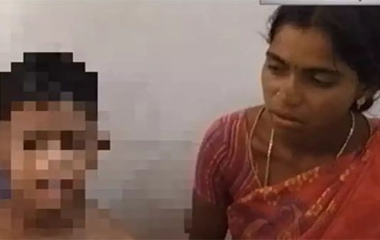 ஆணியில் தொங்க விடப்பட்ட மாணவர்கள்.. சக மாணவர்கள் வெறிச்செயல்: பயங்கர சம்பவம்!!