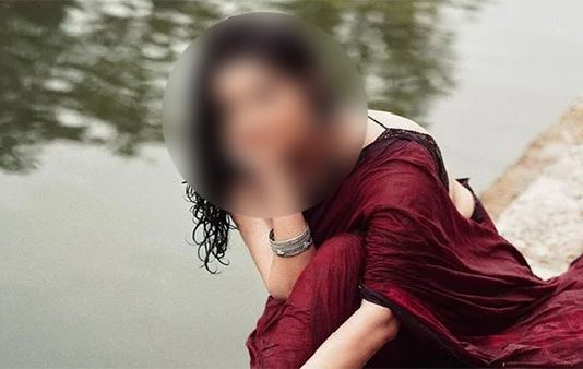 யாரோடது பெரியதுன்னு முடியை பிய்த்து சண்டை… இரு தொடையழகிகள் செய்த அட்டூழியம்!!