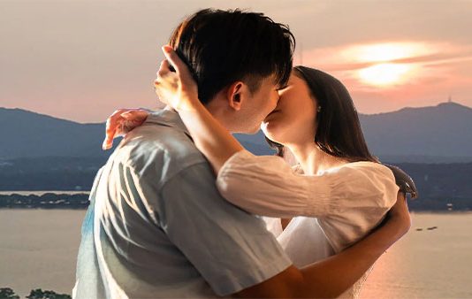 காதலியை 10 நிமிடம் தொடர்ந்து முத்தமிட்டதால் காது கேளாமல் போன இளைஞன்.. நடந்தது என்ன?