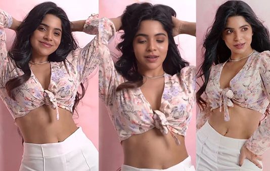 சட்டை பட்டனை திறந்து விட்டு கடற்கரையில் காத்து வாங்கும் திவ்யா பாரதி!!