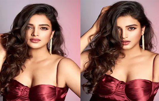 இறுக்கமான உடையில் மொத்த அழகையும் காட்டி கிறங்கடித்த நிதி அகர்வால்!!