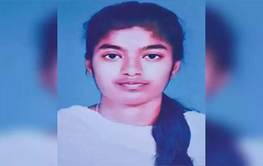 கிணற்றில் குதித்து தற்கொலை செய்த இளம்பெண்.. தாயால் நடந்த சோகம்!!