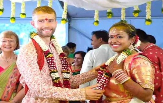 இந்தியா பொண்ணு, பிரித்தானிய பையன், இந்து பாரம்பரியத்தில் மூன்று முடிச்சுடன் இணைந்த காதல் ஜோடி!!