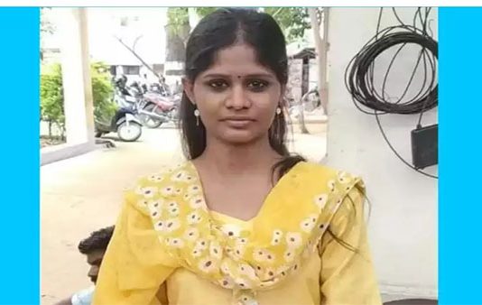 காவல் நிலையம் முன்பு இளம்பெண் தீக்குளிப்பு.. நடந்த விபரீதம்!!