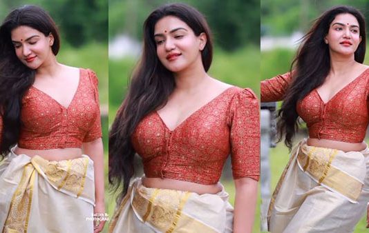 உடலோடு ஒட்டிய டைட்டான உடையில் கும்முனு போஸ் கொடுத்து மூச்சு முட்ட வைத்த ஹனிரோஸ்!!